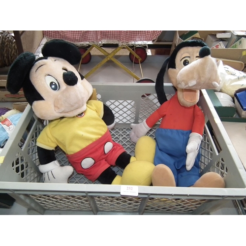 252 - TALK TO EACH OTHER BATTERY OPERATED MICKEY MOUSE & GOOFY