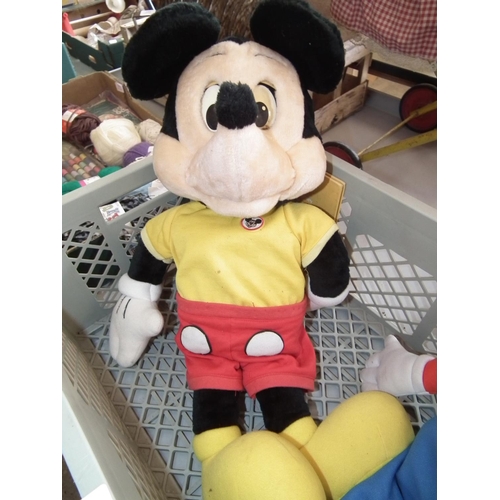 252 - TALK TO EACH OTHER BATTERY OPERATED MICKEY MOUSE & GOOFY