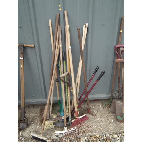 3 - QTY OF VARIOUS BROOMS, LAWN EDGER, LOPPERS, HOE & 2 X RAKES