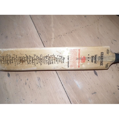 353 - SIGNED CRICKET BAT, BALL & AUTO RETURN CRICKET STUMPS WITH BAIL