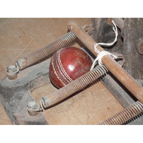 353 - SIGNED CRICKET BAT, BALL & AUTO RETURN CRICKET STUMPS WITH BAIL