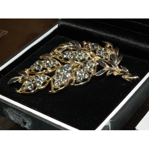 370 - LARGE DIAMONTE LEAF BROOCH