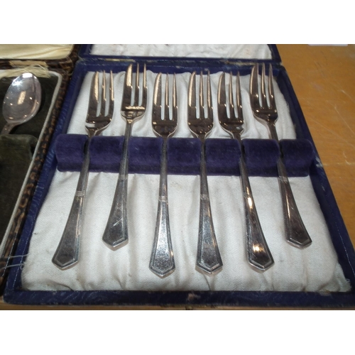 404 - 6 CAKE/PASTRY FORKS/SET OF TEA SPOONS & SUGAR TONGS