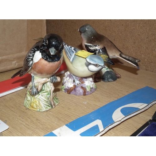 420 - 2 BESWICK SMALL BIRDS & 1 ROYAL WORCESTER