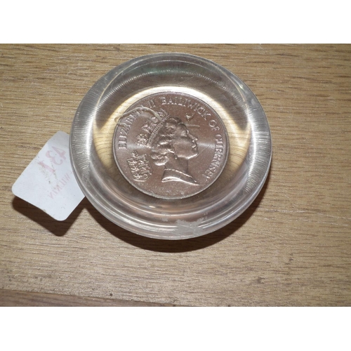 431 - £2 COIN PAPERWEIGHT