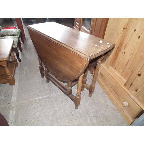 524 - OAK GATE LEG TABLE