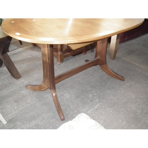 531 - NATHAN EXTENDING DINING TABLE