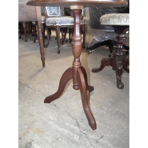 557 - OCCASIONAL TABLE