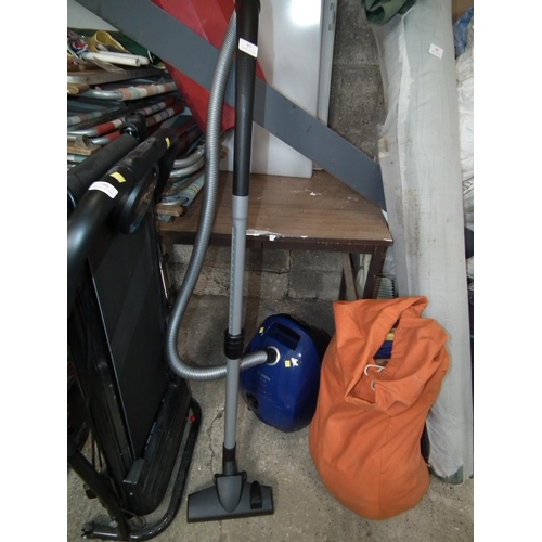 97 - BOSCH GL30 VACUUM - WARRANTED UNTIL 12 NOON ON TUESDAY FOLLOWING THE ABOVE SALE