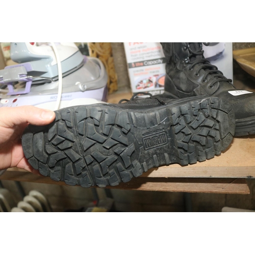 122 - MAGNUM STEEL TOE WORK BOOTS