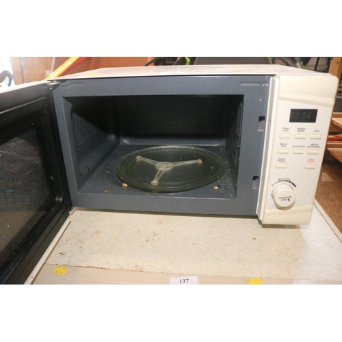 136 - MICROWAVE - WARRANTED UNTIL 12 NOON ON TUESDAY FOLLOWING THE ABOVE SALE