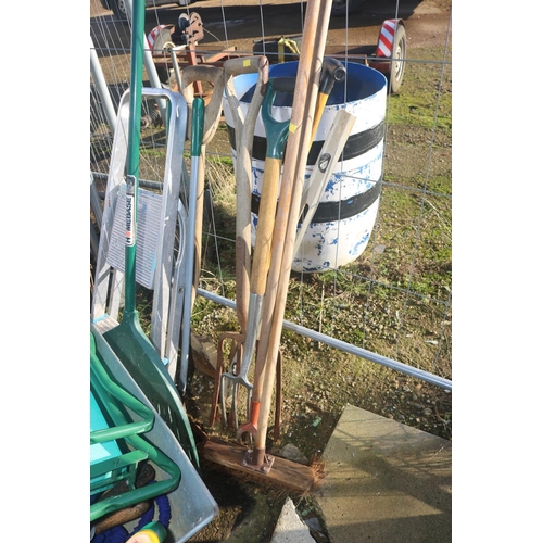 20 - BARROW & GARDEN TOOLS