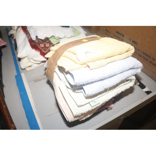 272 - BUNDLE OF MIXED LINEN AND TOWELS