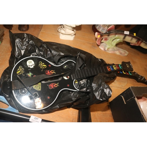 337 - GUITAR HERO X 2 & STAND