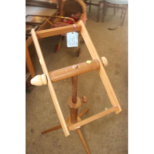 462 - EMBROIDERY STAND IN BEECH