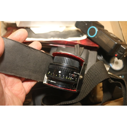 189 - QTY OF CAMERA'S, ACCESSORIES & PHOTOGRAPHY BOOKS