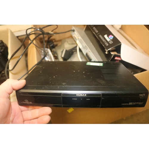 227 - BOX OF MIXED ELECTRICALS - WARRANTED UNTIL 12 NOON ON TUESDAY FOLLOWING THE ABOVE SALE