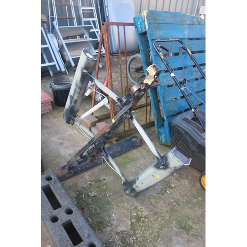 24 - HEAVY CAST IRON BRACKET