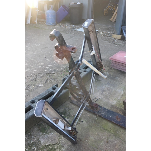 24 - HEAVY CAST IRON BRACKET