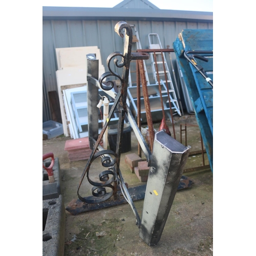 24 - HEAVY CAST IRON BRACKET
