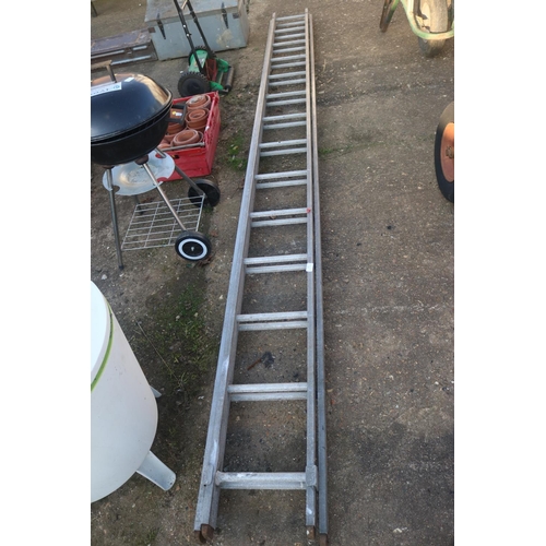 32 - ALUMINUM EXTENDING LADDER