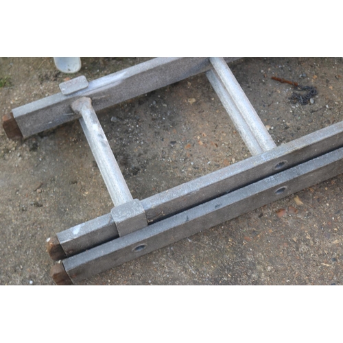 32 - ALUMINUM EXTENDING LADDER