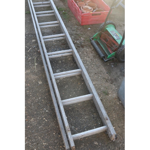 32 - ALUMINUM EXTENDING LADDER