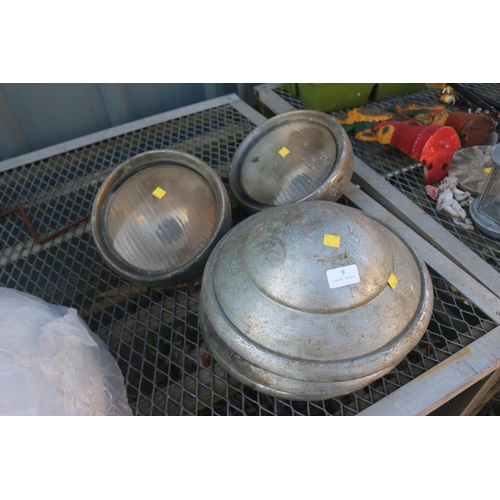 9 - 2 X CLASSIC CAR HEADLIGHTS & 3 HUB CAPS