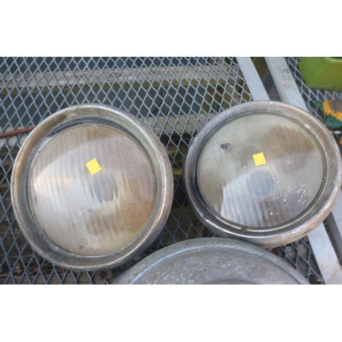 9 - 2 X CLASSIC CAR HEADLIGHTS & 3 HUB CAPS