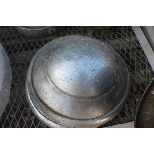 9 - 2 X CLASSIC CAR HEADLIGHTS & 3 HUB CAPS