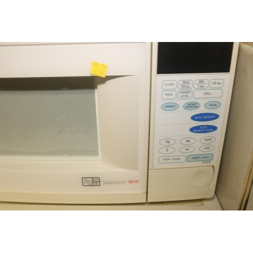 157 - SAMSUNG 800W SELECTION GRILL MICROWAVE - WARRANTED UNTIL 12 NOON ON TUESDAY FOLLOWING THE ABOVE SALE