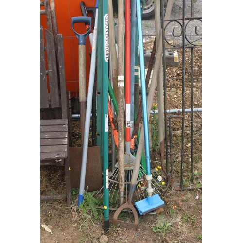 42 - QTY OF VARIOUS GARDEN TOOLS/RAKE/SPADE/HOE ETC ETC