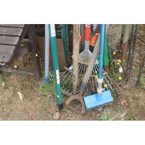 42 - QTY OF VARIOUS GARDEN TOOLS/RAKE/SPADE/HOE ETC ETC