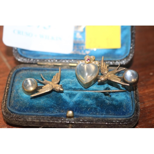 575 - VINTAGE PIN BROOCH IN BOX (FRAZER & HAWS)