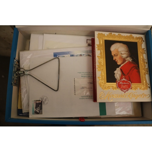 583 - INTERNATIONAL STAMP ALBUM & BOX OF STAMPS