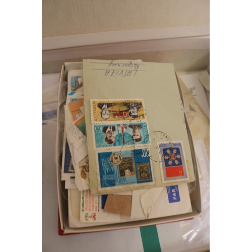 583 - INTERNATIONAL STAMP ALBUM & BOX OF STAMPS