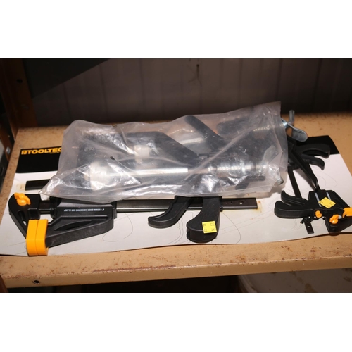 173 - QTY OF VARIOUS PLASTIC CLAMPS