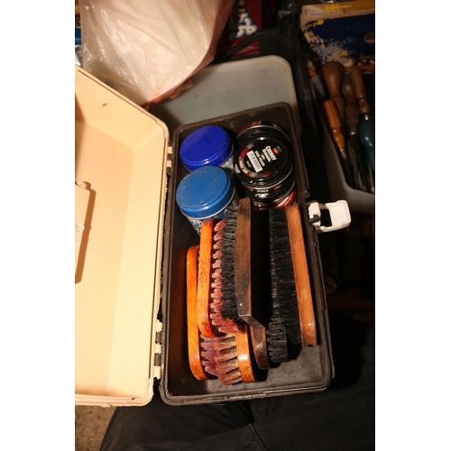 192 - 3 X CRATES & 2 BOXES OF VARIOUS TOOLS & SAWS/SCREWDRIVER ETC ETC