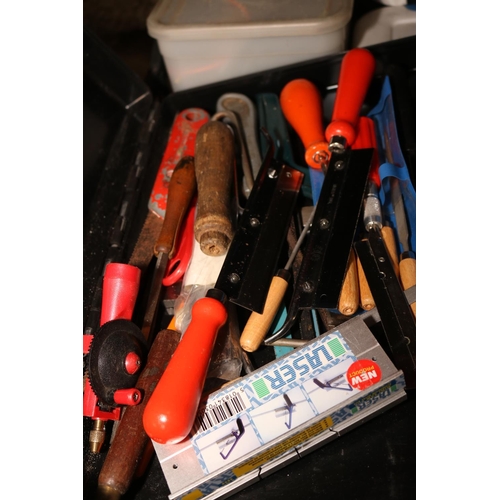 192 - 3 X CRATES & 2 BOXES OF VARIOUS TOOLS & SAWS/SCREWDRIVER ETC ETC