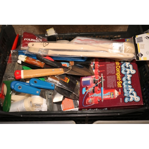 192 - 3 X CRATES & 2 BOXES OF VARIOUS TOOLS & SAWS/SCREWDRIVER ETC ETC