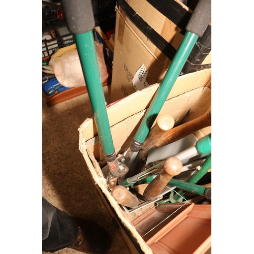 193 - 2 X BOXES OF VARIOUS GARDEN TOOLS/HOE/LOPPERS/WEEDER/SHEARS ETC