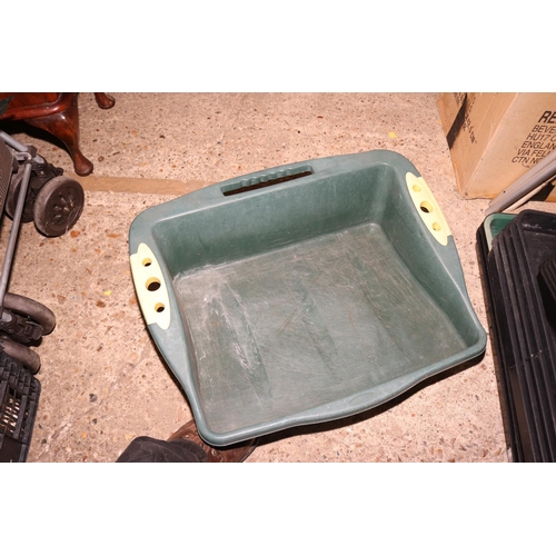 203 - QTY OF VARIOS SIZED PLASTIC GREEN HOUSE TRAYS