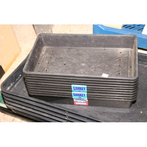 203 - QTY OF VARIOS SIZED PLASTIC GREEN HOUSE TRAYS