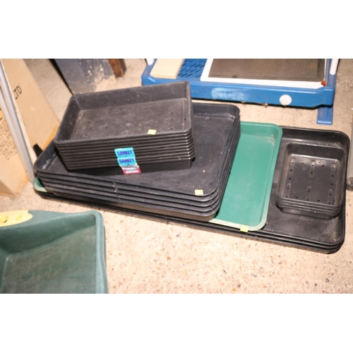 203 - QTY OF VARIOS SIZED PLASTIC GREEN HOUSE TRAYS