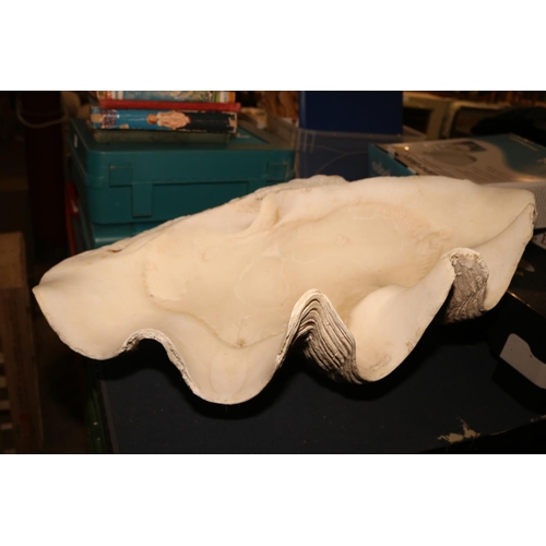 273 - GIANT CLAM SHELL