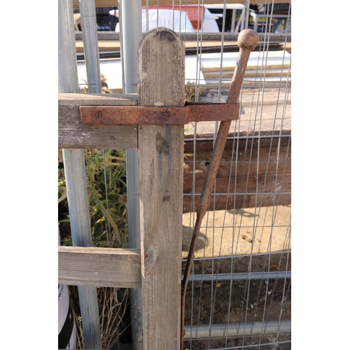 2C - LARGE WOODEN 5 BAR GATE