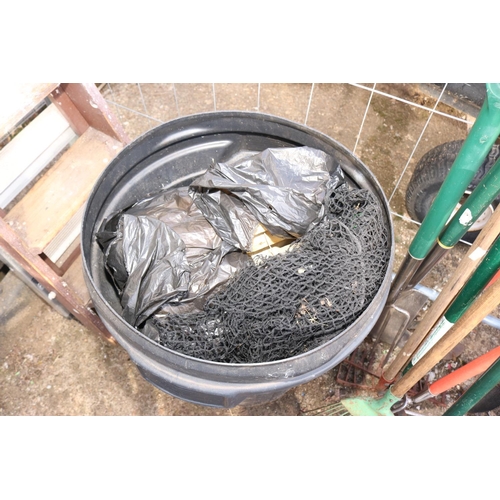 33 - QTY OF GARDEN TOOLS/DUST BIN CONTAINING NETTING & GARDEN EDGING