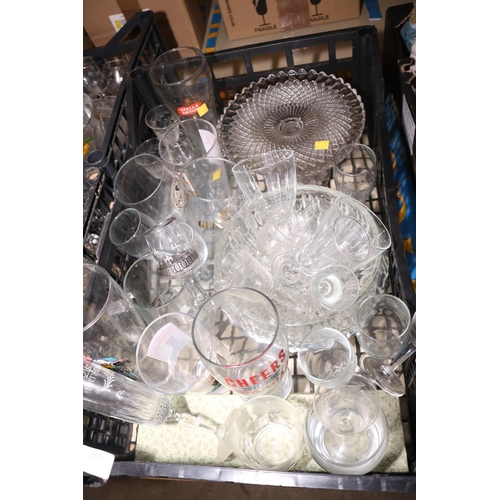 369 - LARGE QTY OF VARIOUS GLASSWARE INC CARNIVAL GLASS