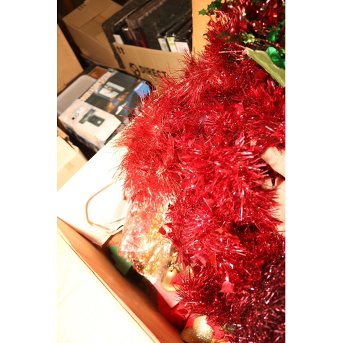 387 - QTY OF CHRISTMAS DECORATIONS