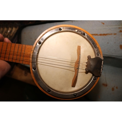 407 - 1 X VINTAGE BABY BANJO IN CASE